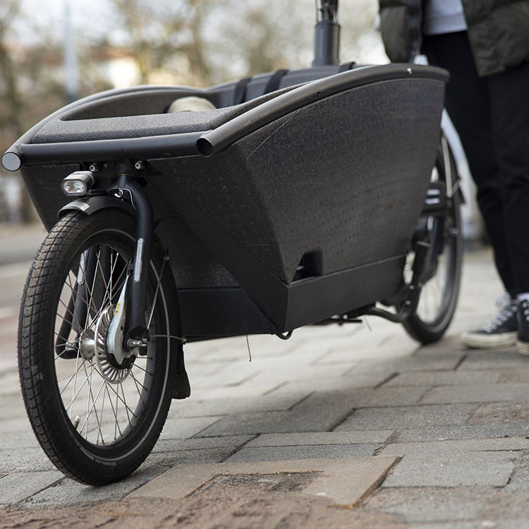 Modernes Lastenrad mit Transportbox auf urbanem Gehweg – nachhaltige Mobilitätslösung von Diermann - Bergsieger GmbH